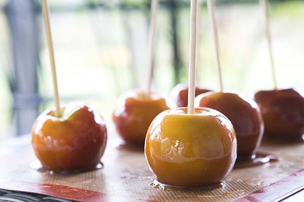 5 пошаговых рецептов карамелизированных яблок - фото